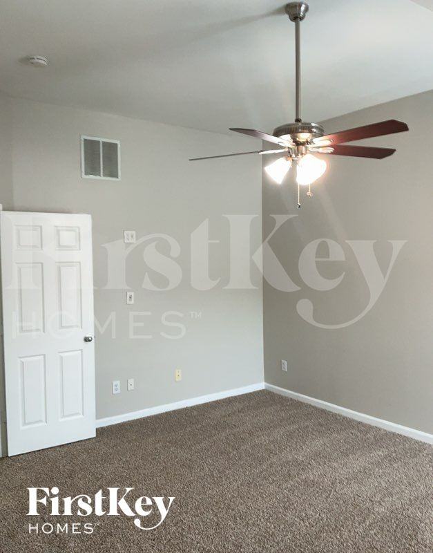 1878 S Hampton Ln Se - Photo 6 of 10