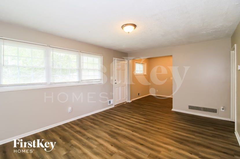 1836 Evans Dr Sw - Photo 4 of 16