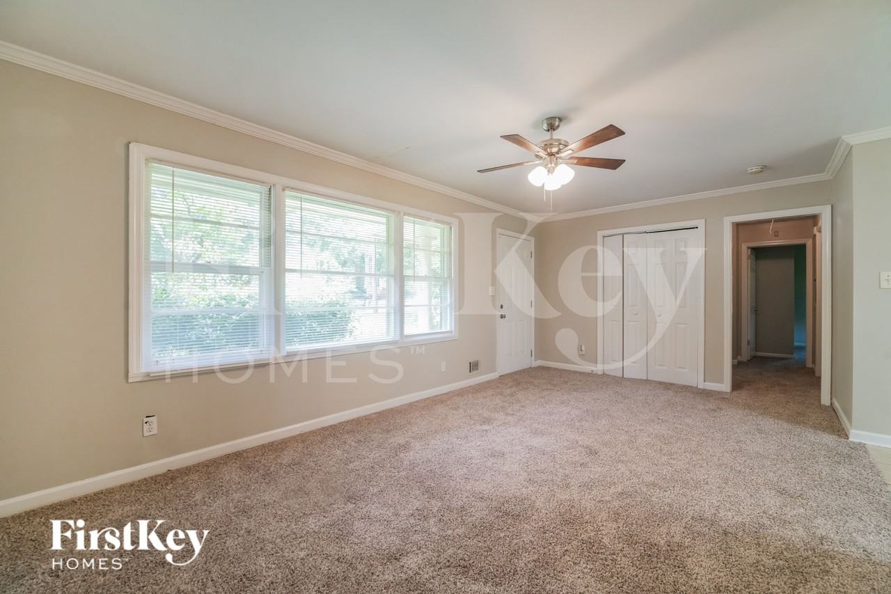 1098 Holly Cir - Photo 3 of 16