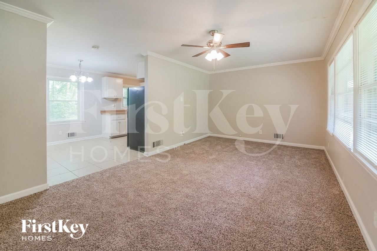 1098 Holly Cir - Photo 4 of 16