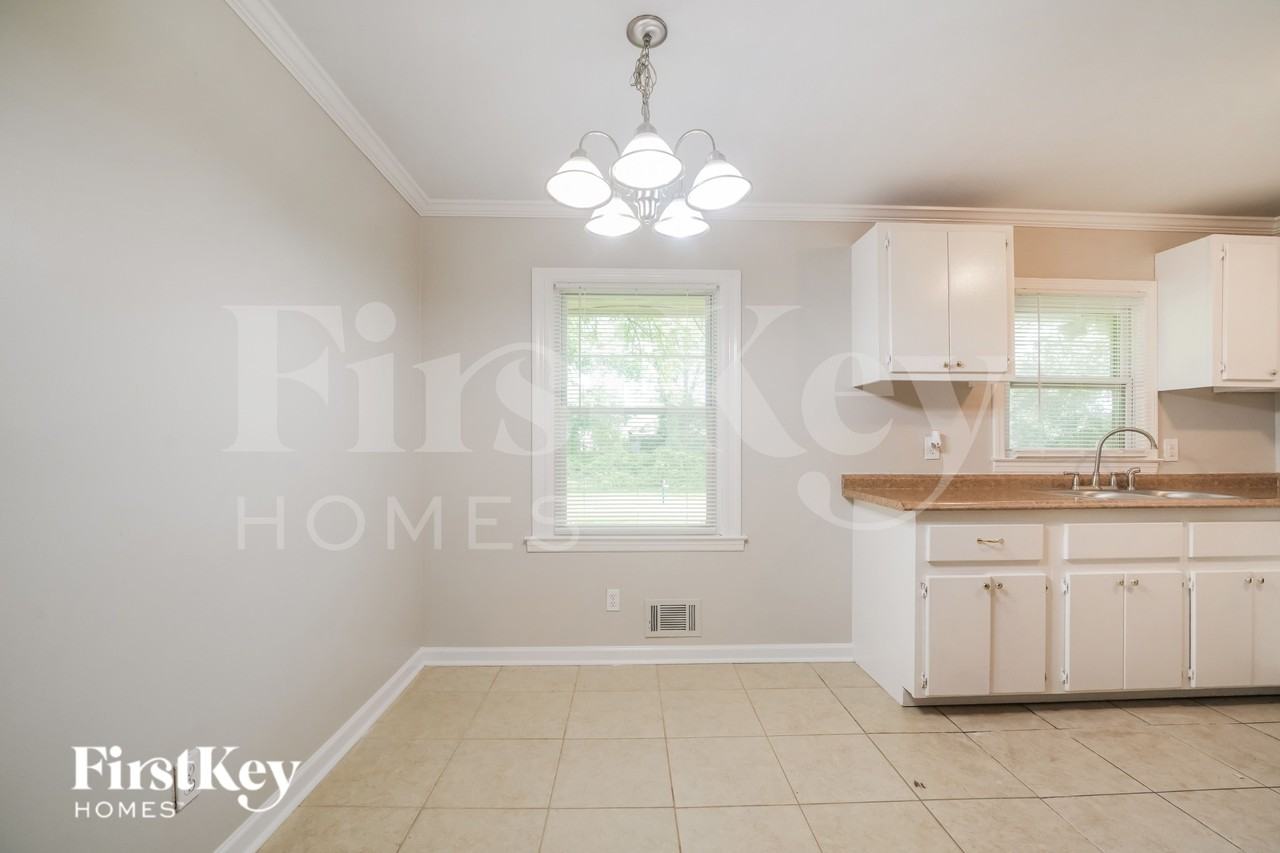 1098 Holly Cir - Photo 5 of 16