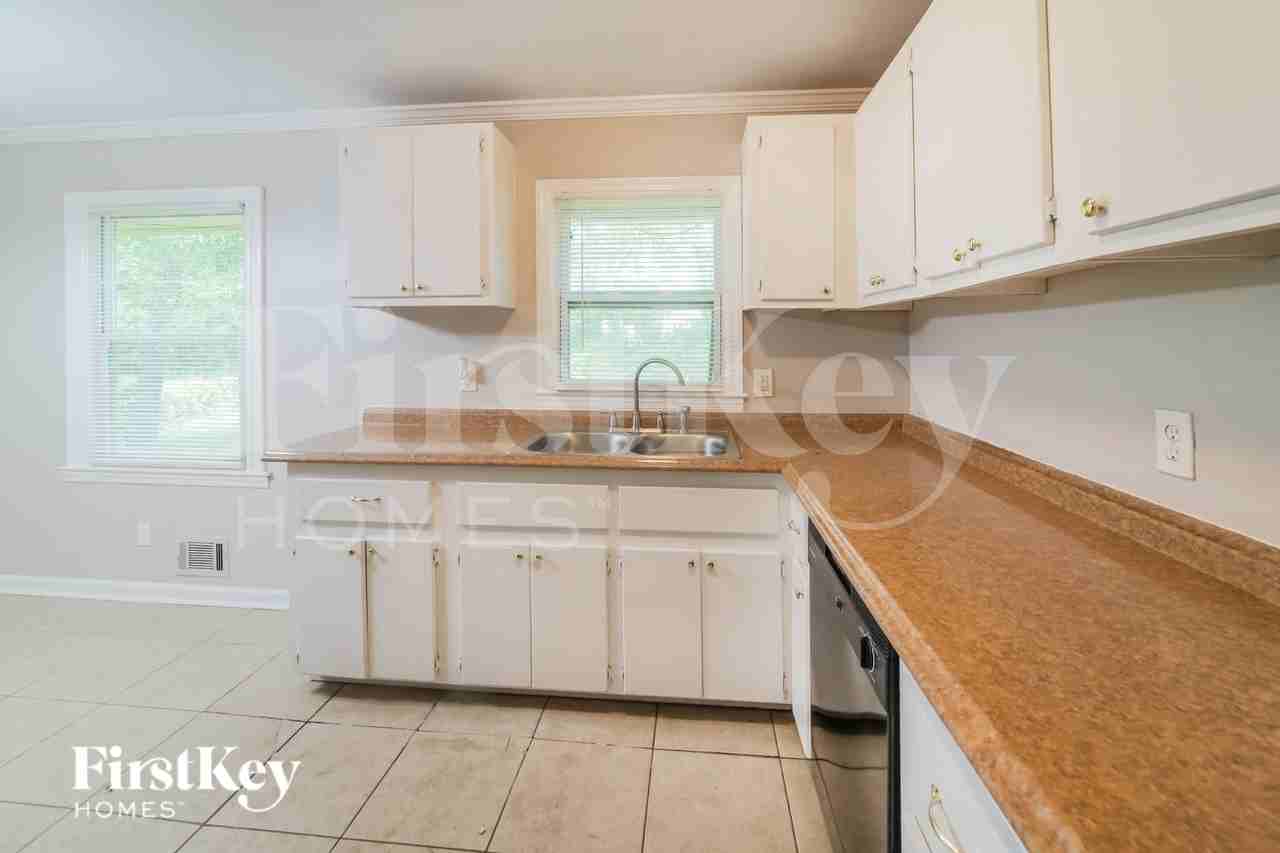 1098 Holly Cir - Photo 6 of 16