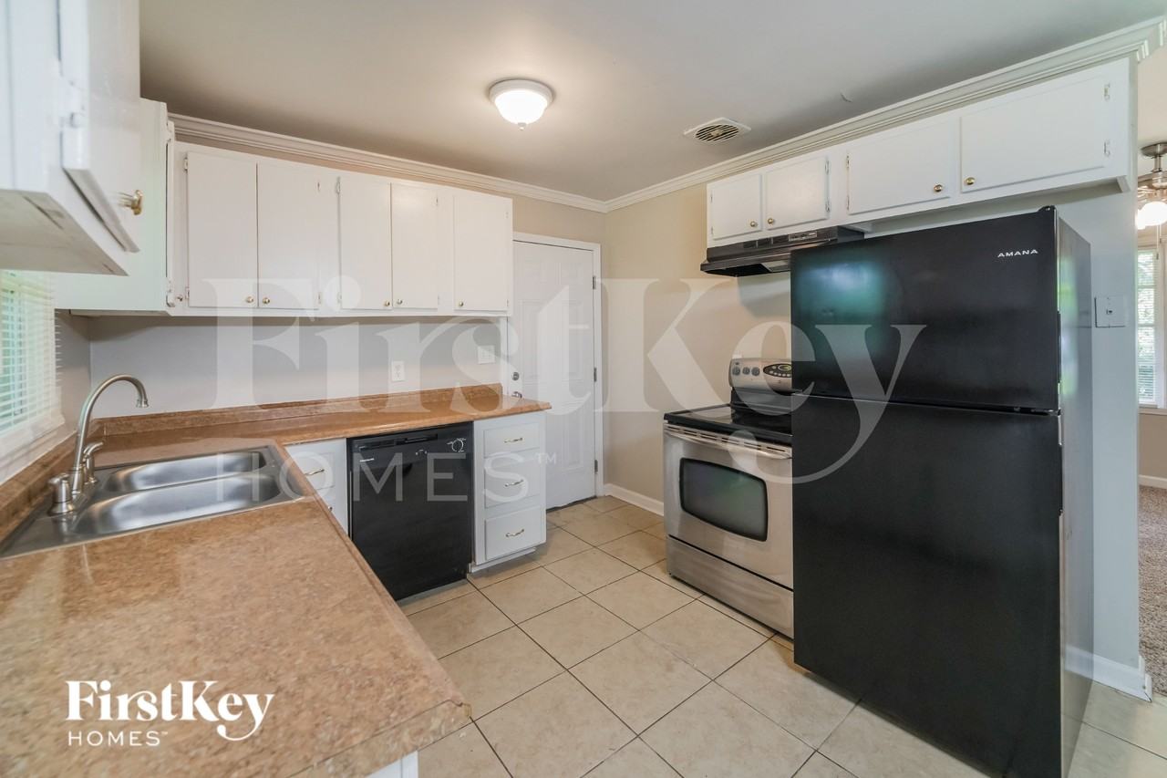 1098 Holly Cir - Photo 7 of 16