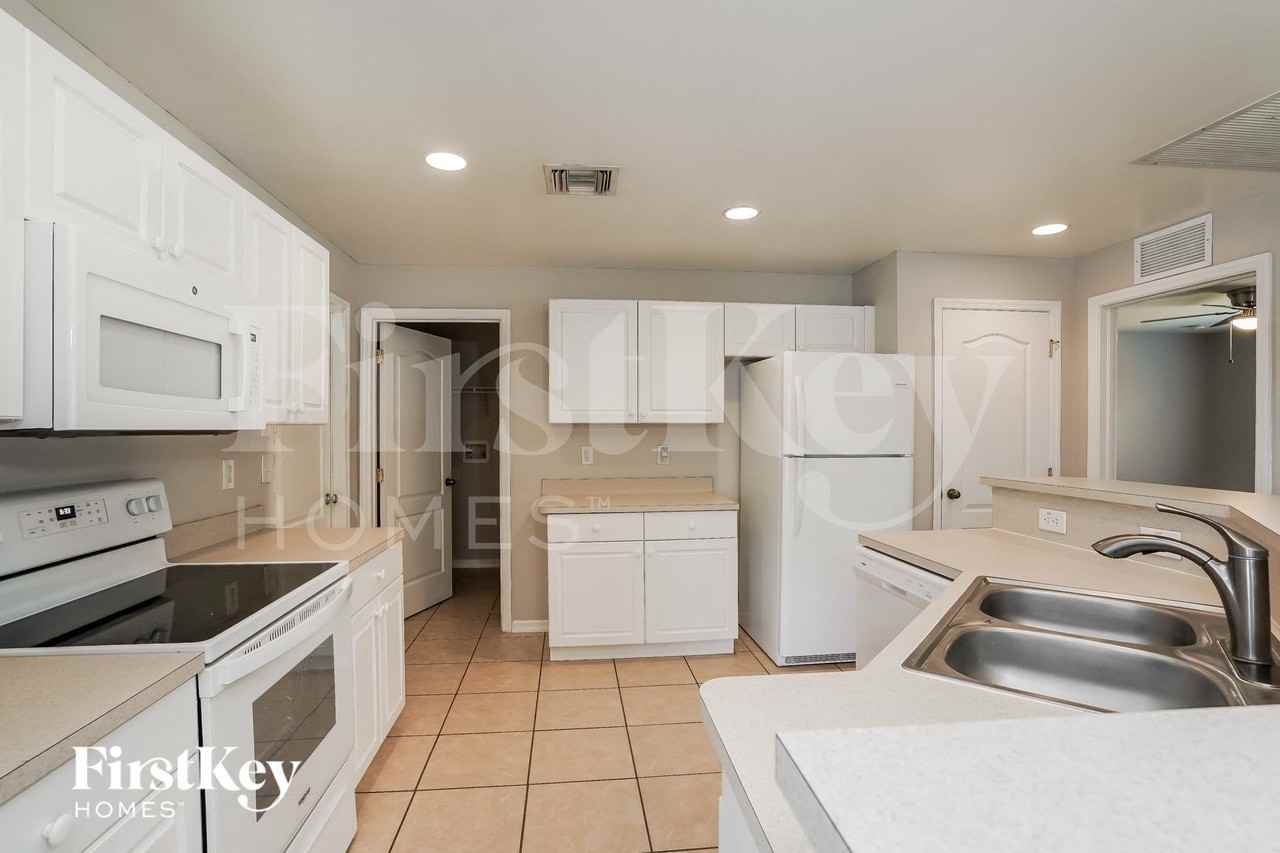 2821 45th St W - Photo 5 of 15