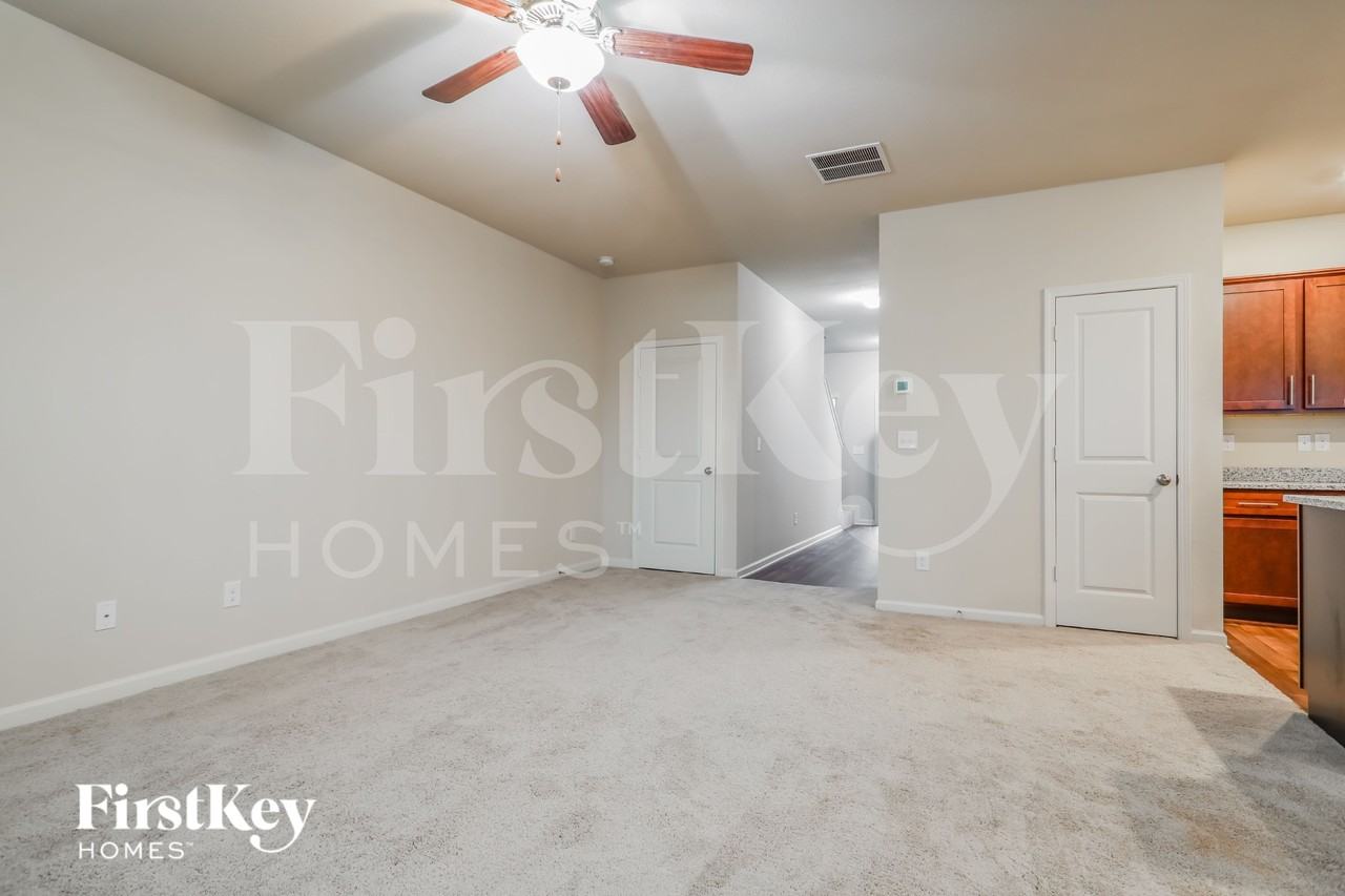 323 Darling Ln - Photo 3 of 16