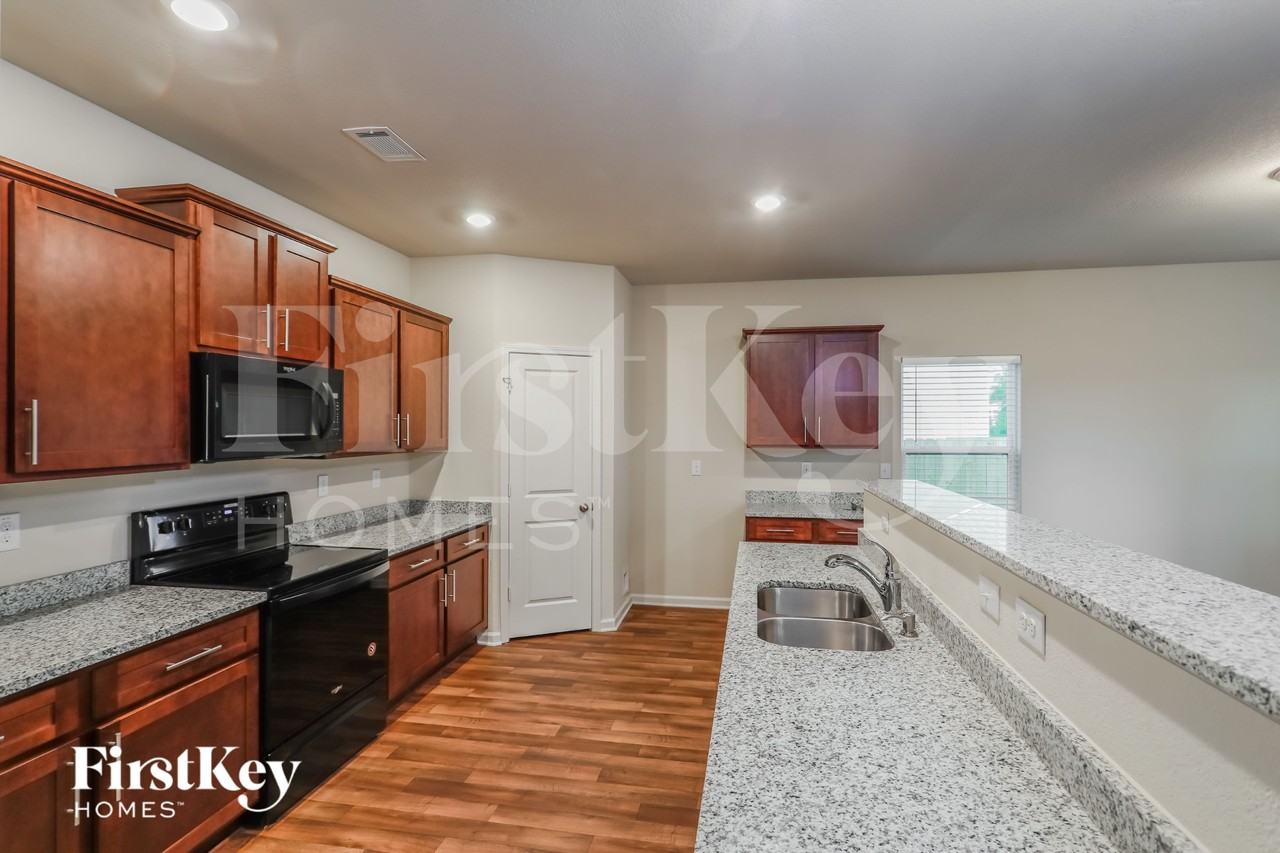323 Darling Ln - Photo 5 of 16