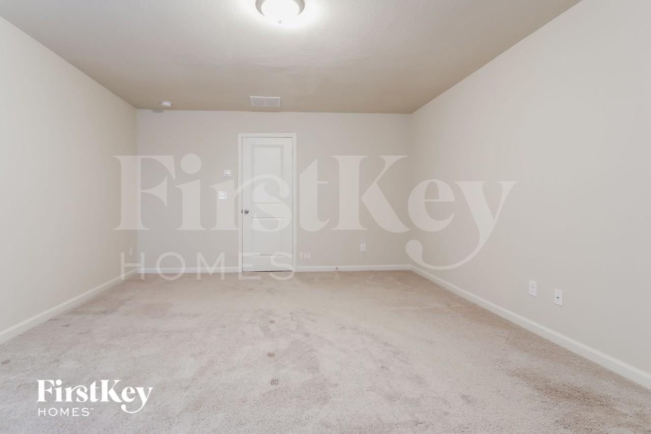 323 Darling Ln - Photo 6 of 16