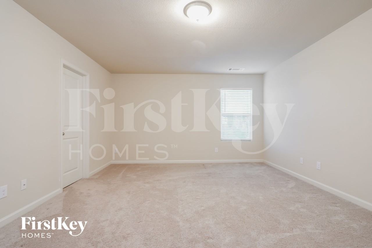 323 Darling Ln - Photo 7 of 16