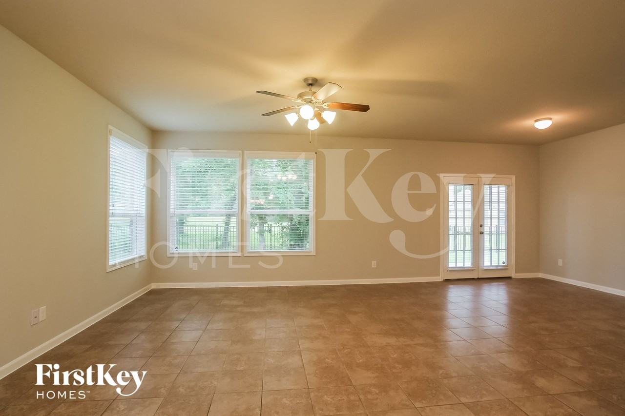 16106 Broadwater Dr - Photo 3 of 15
