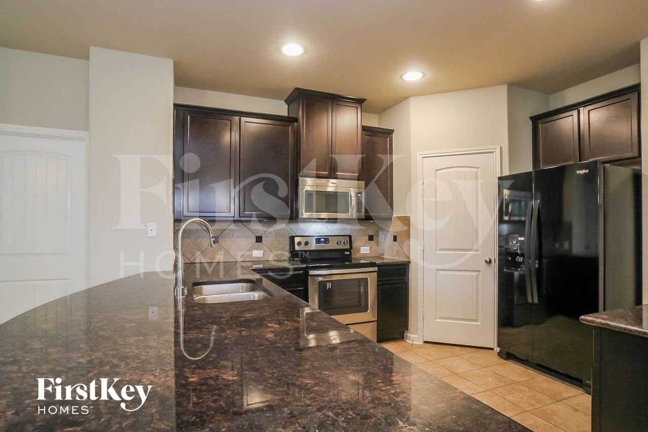 16106 Broadwater Dr - Photo 7 of 15