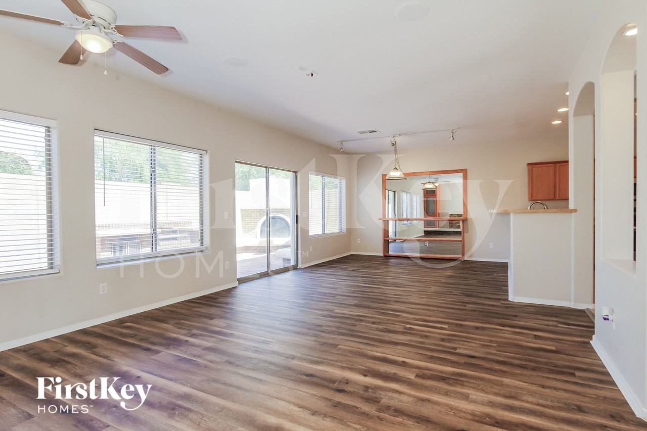 7803 S 5th Dr - Photo 2 of 19
