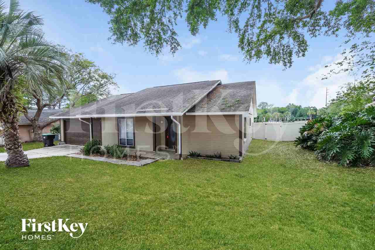7652 Clubhouse Estates Dr - Photo 2 of 16
