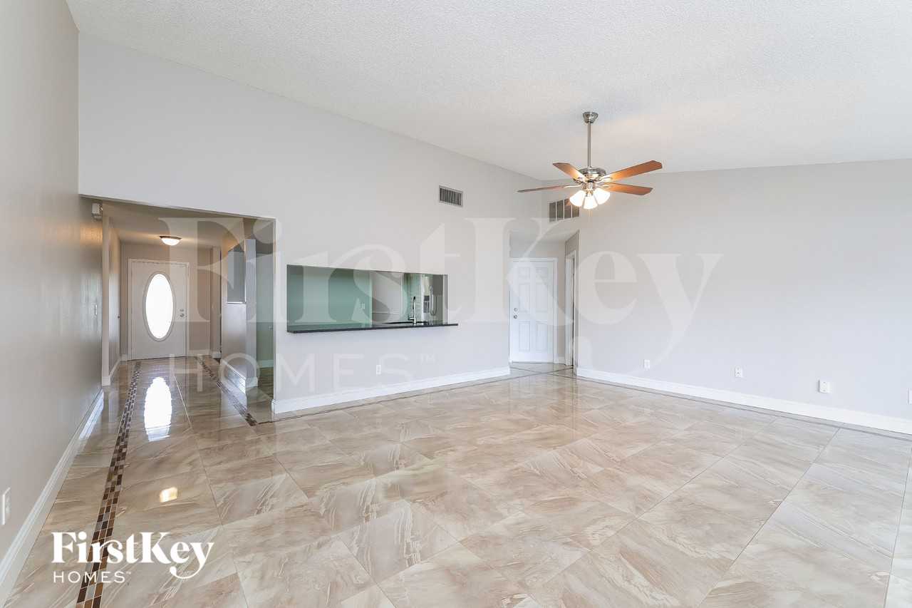 7652 Clubhouse Estates Dr - Photo 3 of 16