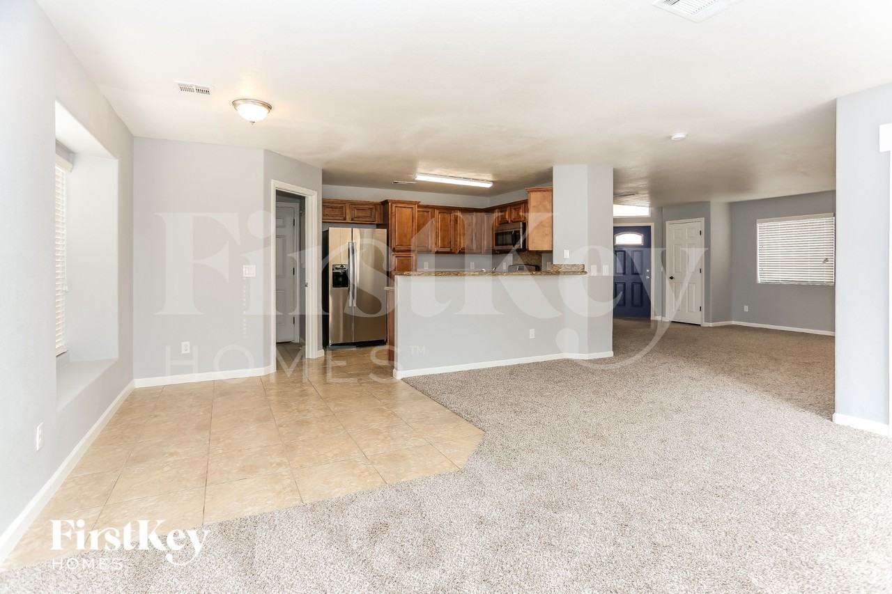 7404 Fencerow St - Photo 3 of 15