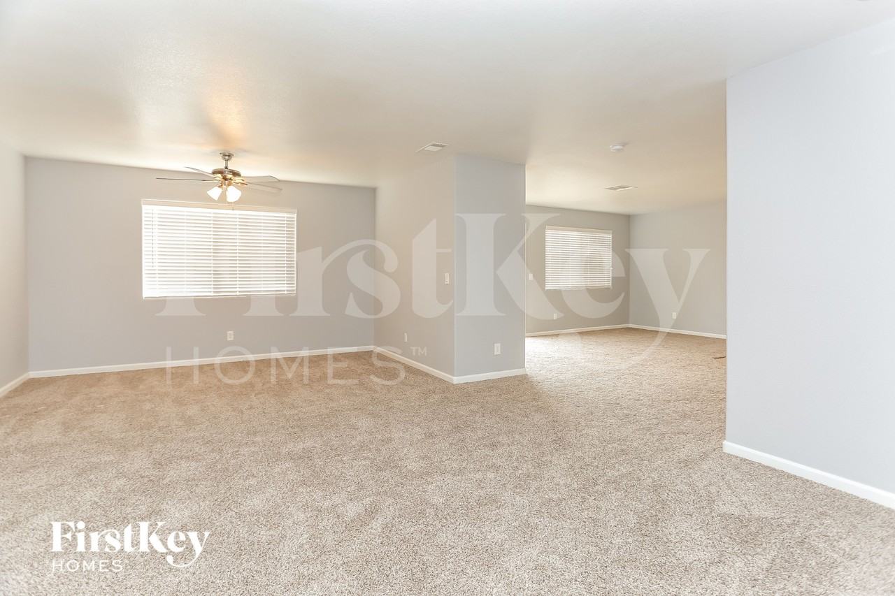 7404 Fencerow St - Photo 4 of 15