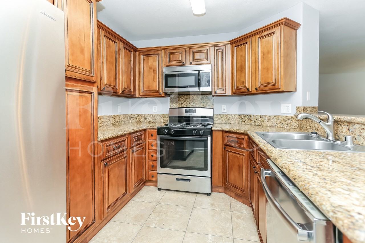 7404 Fencerow St - Photo 5 of 15