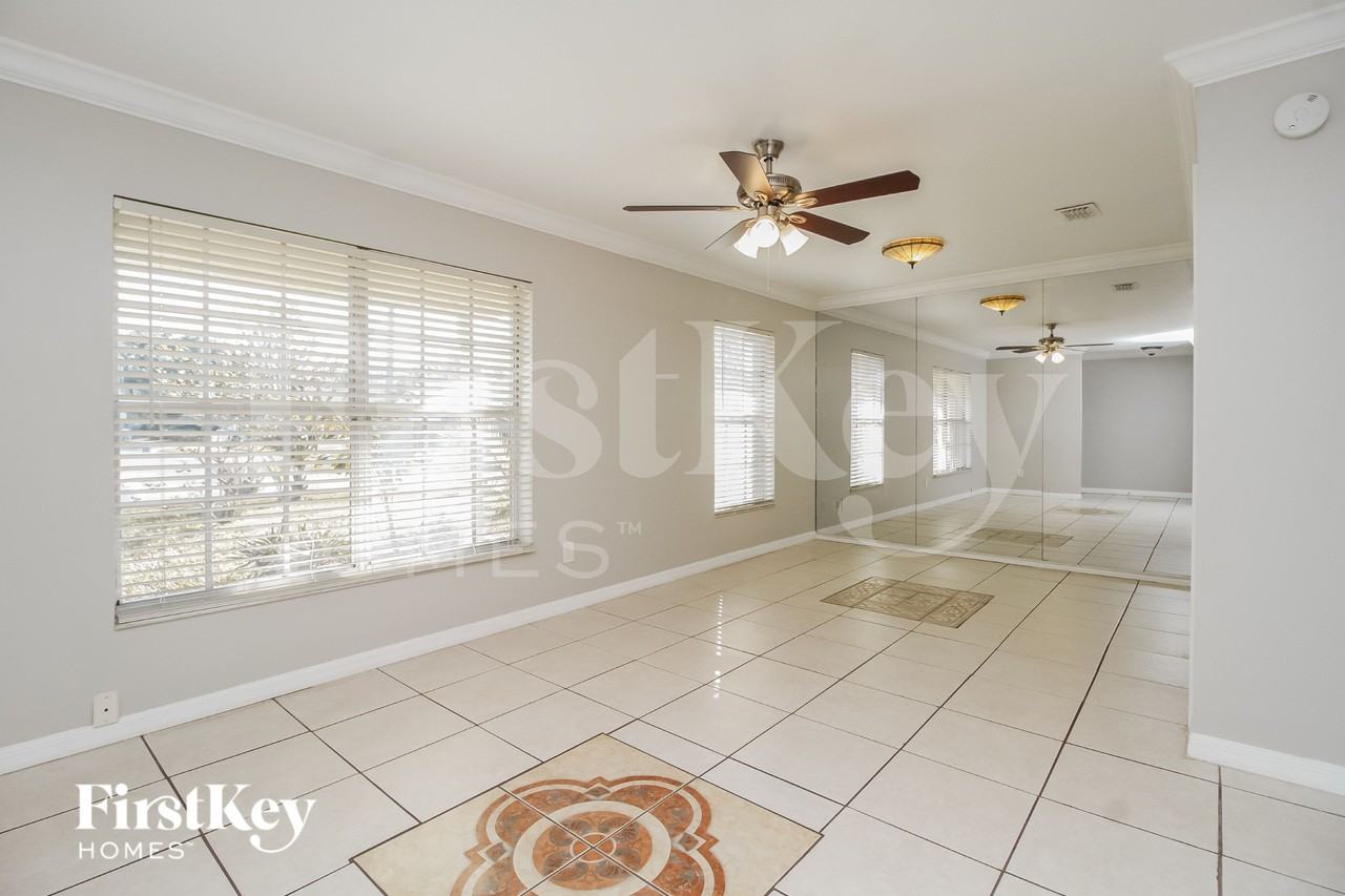 372 Fairgreen Pl - Photo 3 of 16