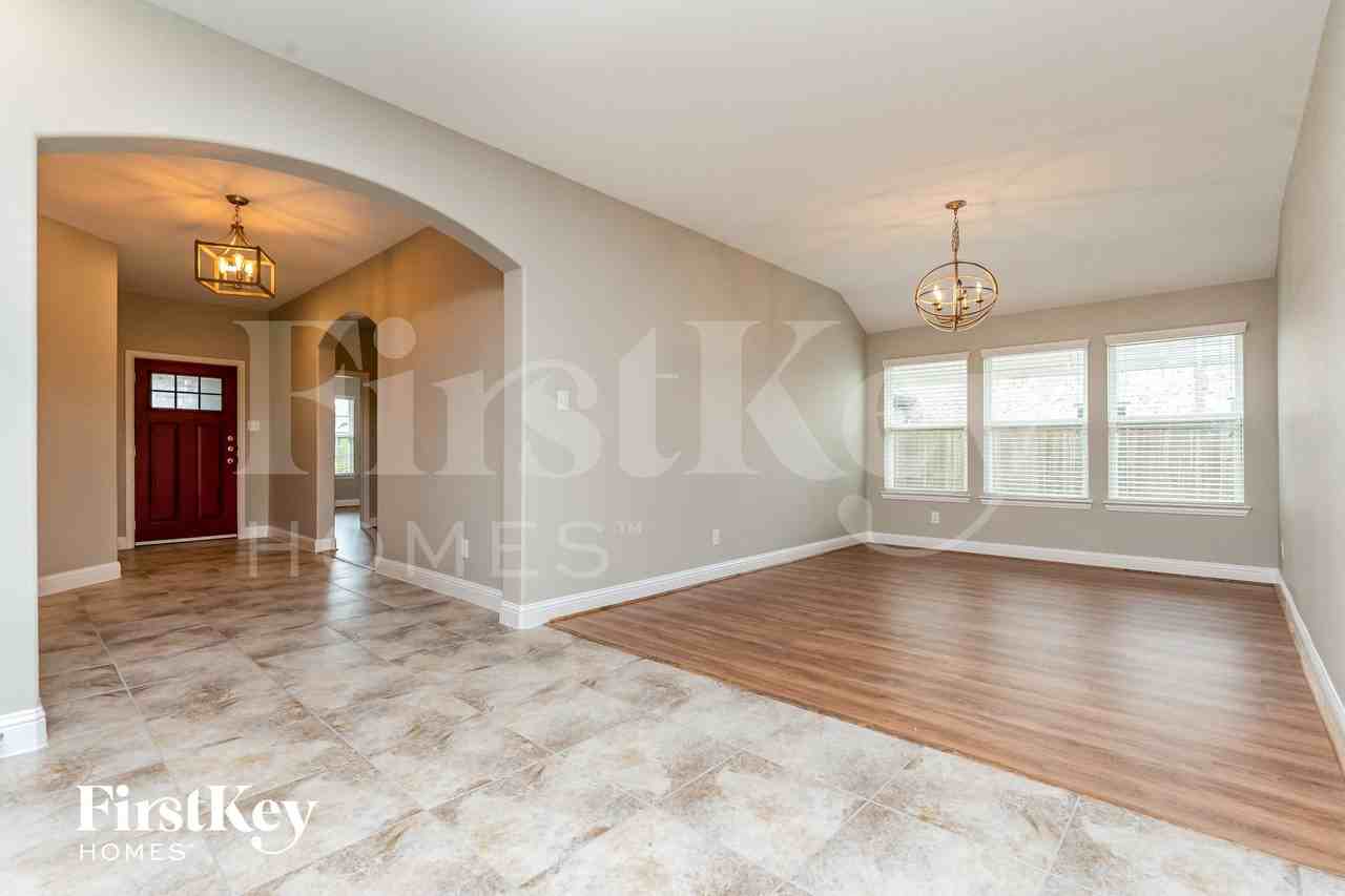 605 England St - Photo 3 of 15