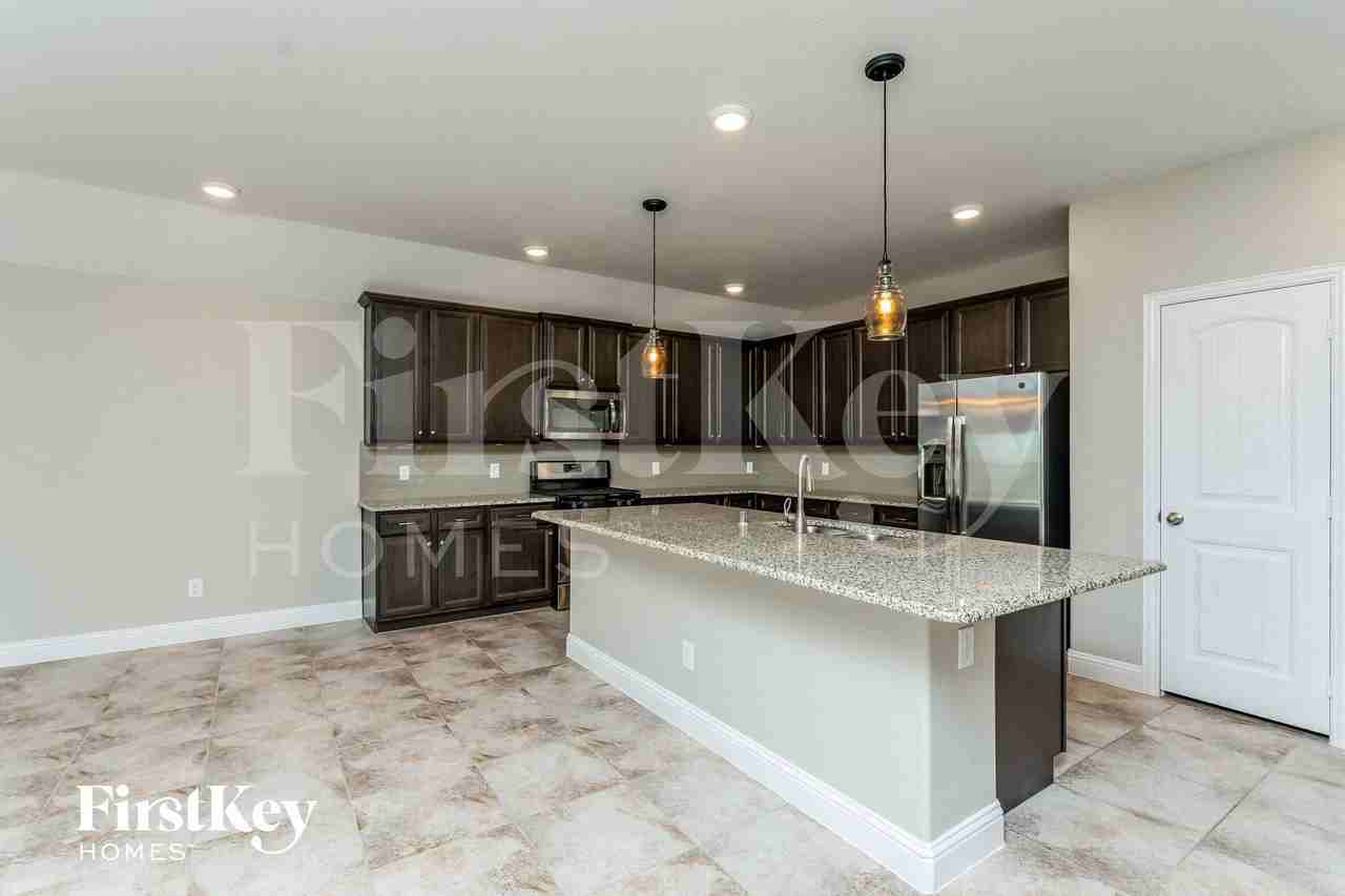 605 England St - Photo 4 of 15