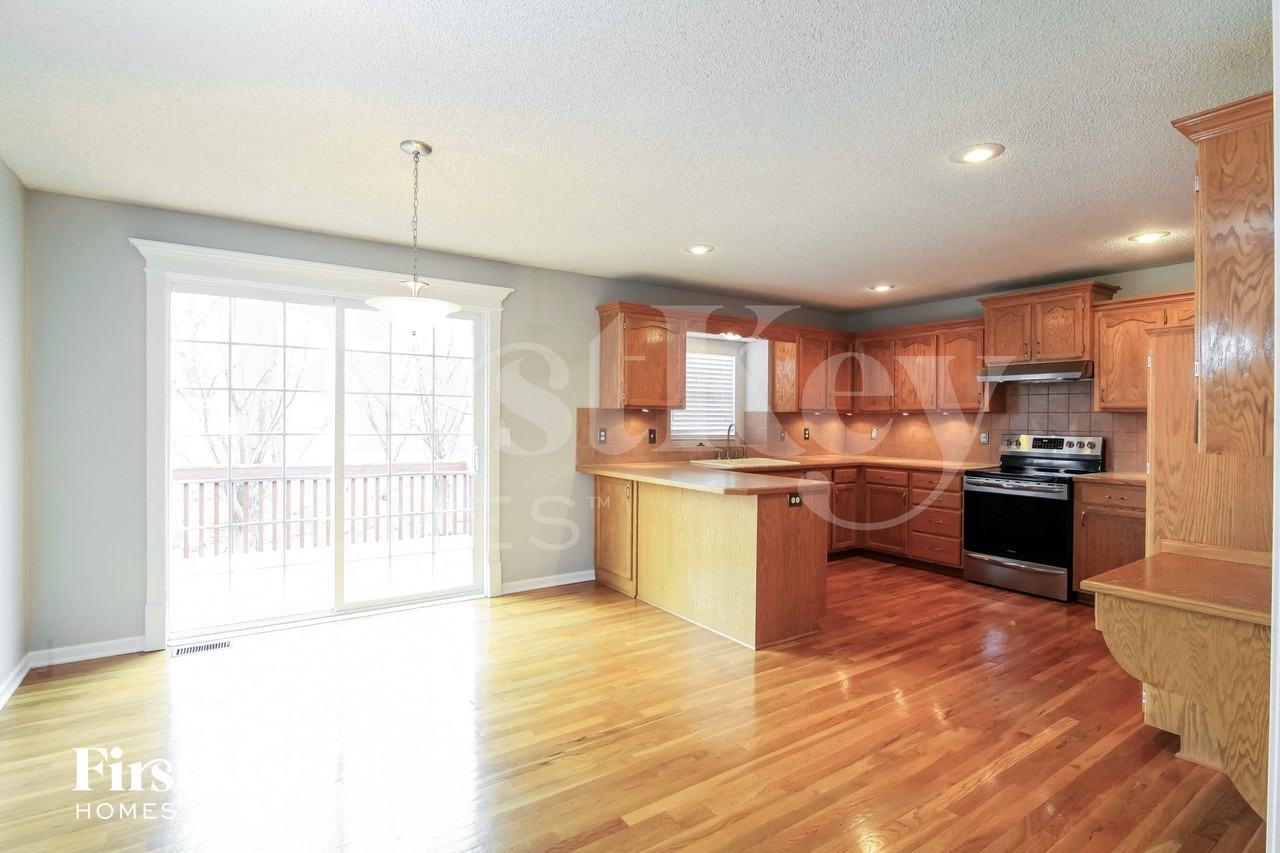 707 Corrington Dr - Photo 4 of 15