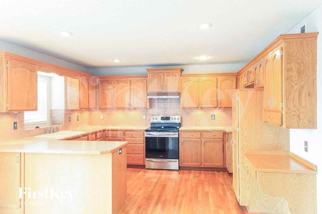 707 Corrington Dr - Photo 5 of 15