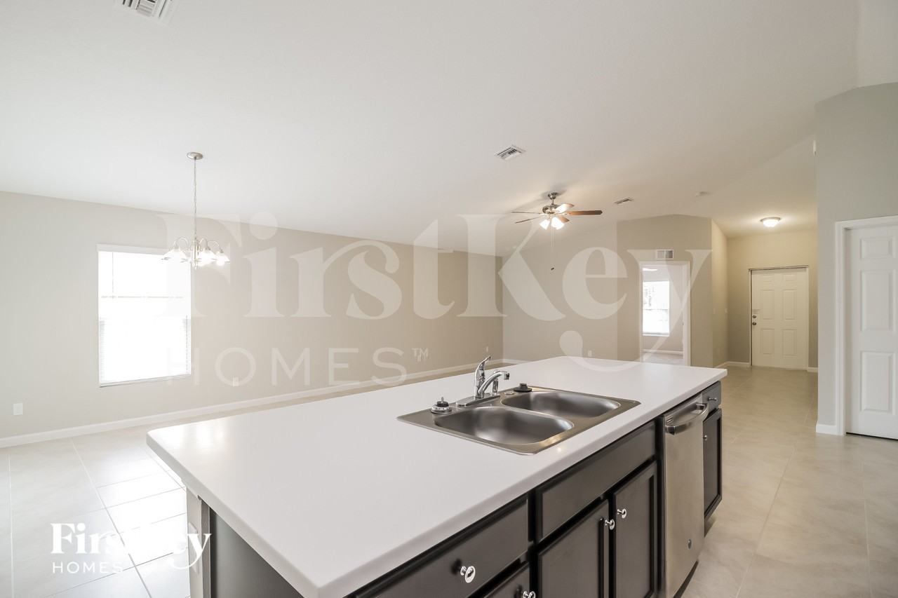 1630 Salazar St Se - Photo 4 of 16