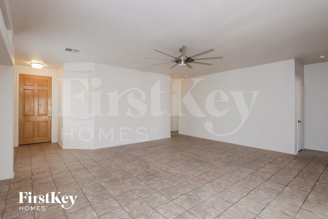 398 E Cheyenne Rd - Photo 2 of 15