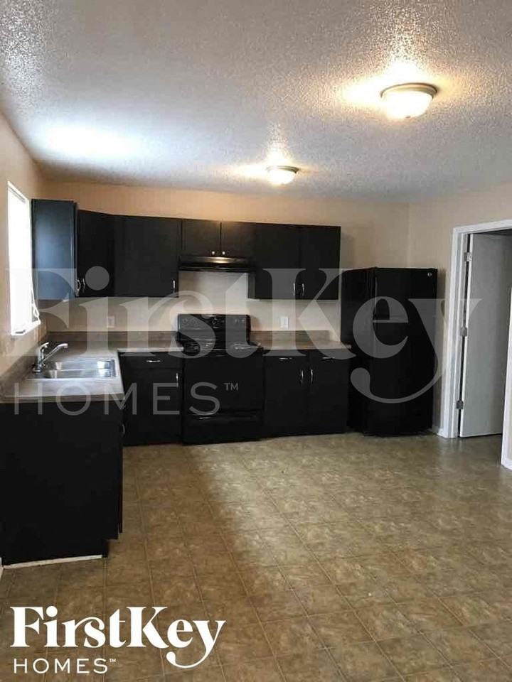 8854 Youngs Creek Ln - Photo 5 of 11