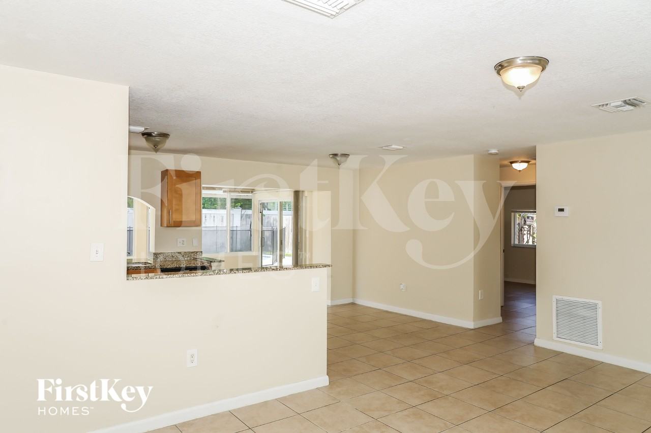 7461 Nw 23rd St - Photo 5 of 16