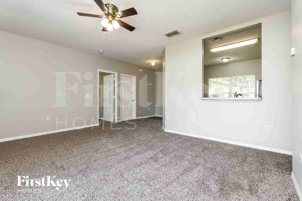 651 Cotulla Dr - Photo 4 of 17