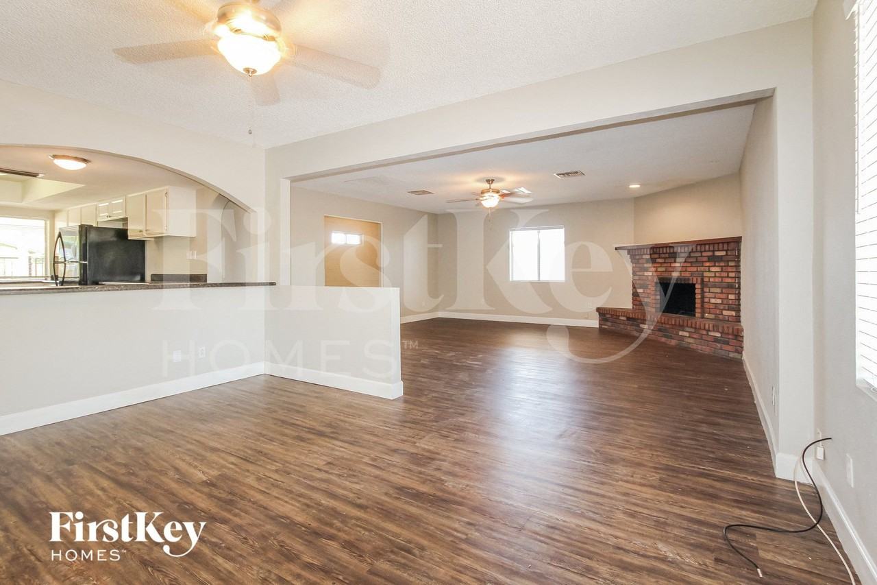 4643 W Mountain View Rd - Photo 2 of 15
