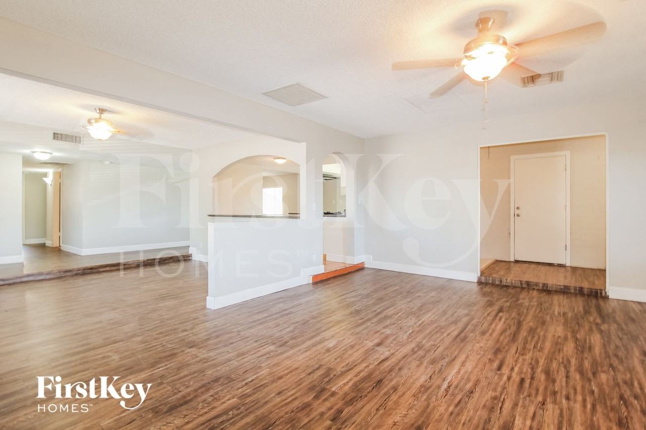 4643 W Mountain View Rd - Photo 3 of 15
