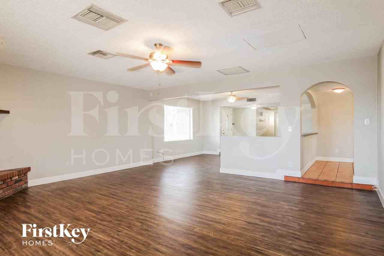 4643 W Mountain View Rd - Photo 4 of 15