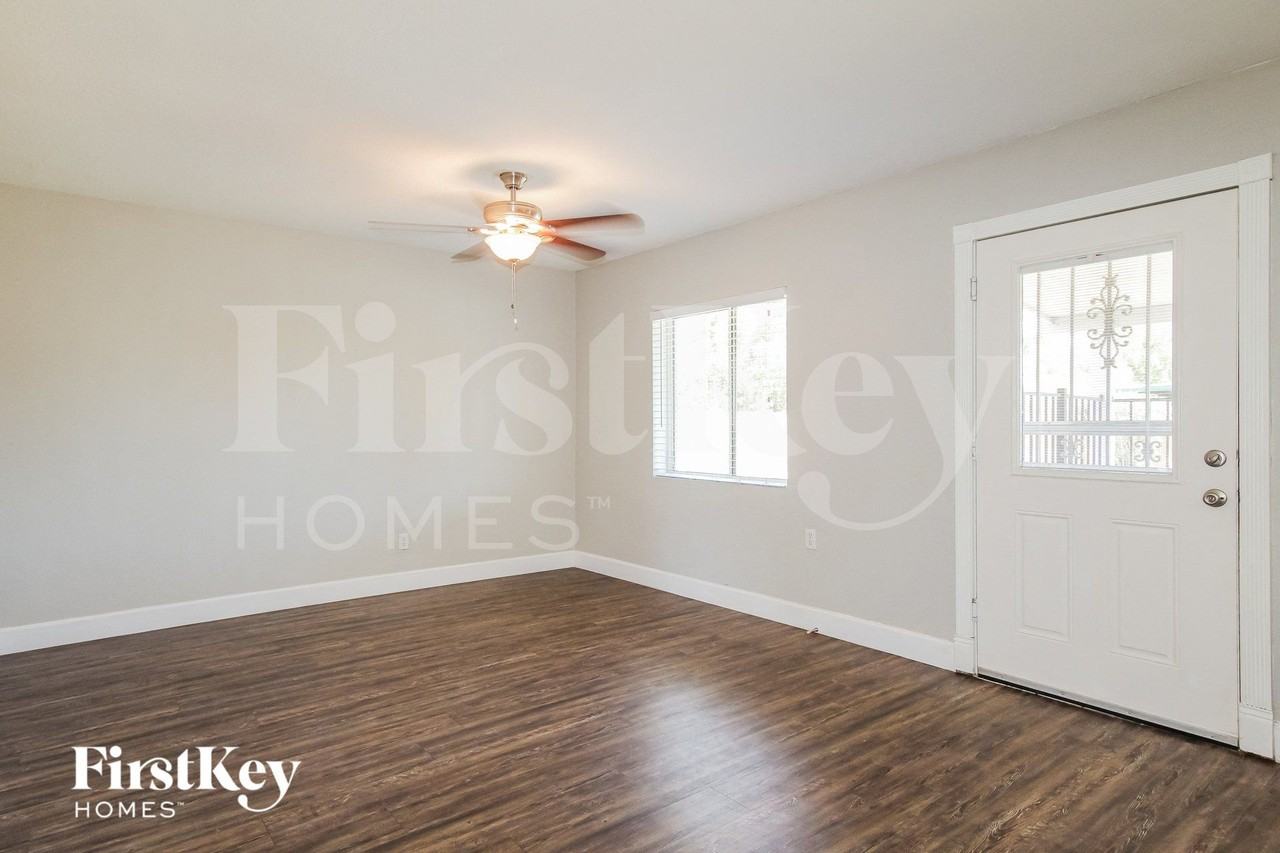 4643 W Mountain View Rd - Photo 5 of 15