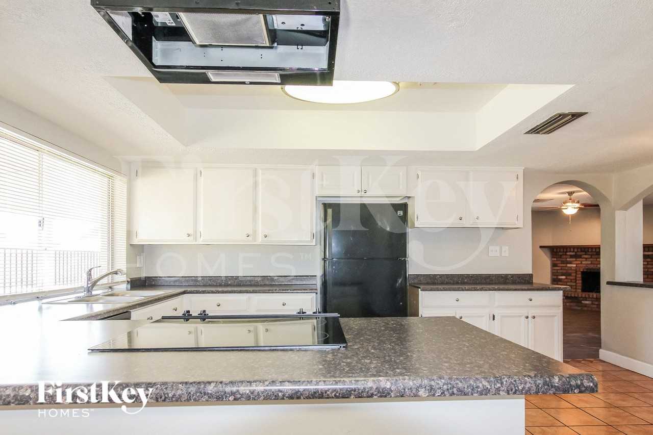 4643 W Mountain View Rd - Photo 7 of 15