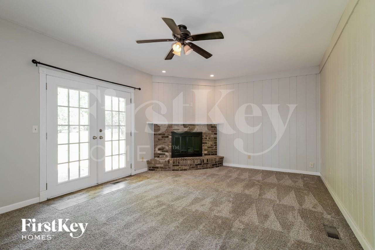 382 Beaver Lake Dr - Photo 3 of 16