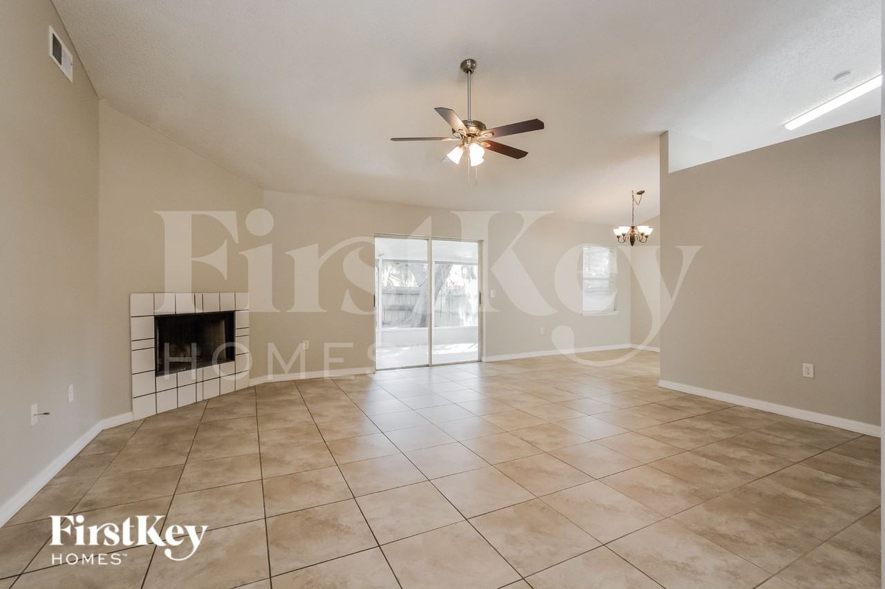3414 Cove Ct W - Photo 3 of 17