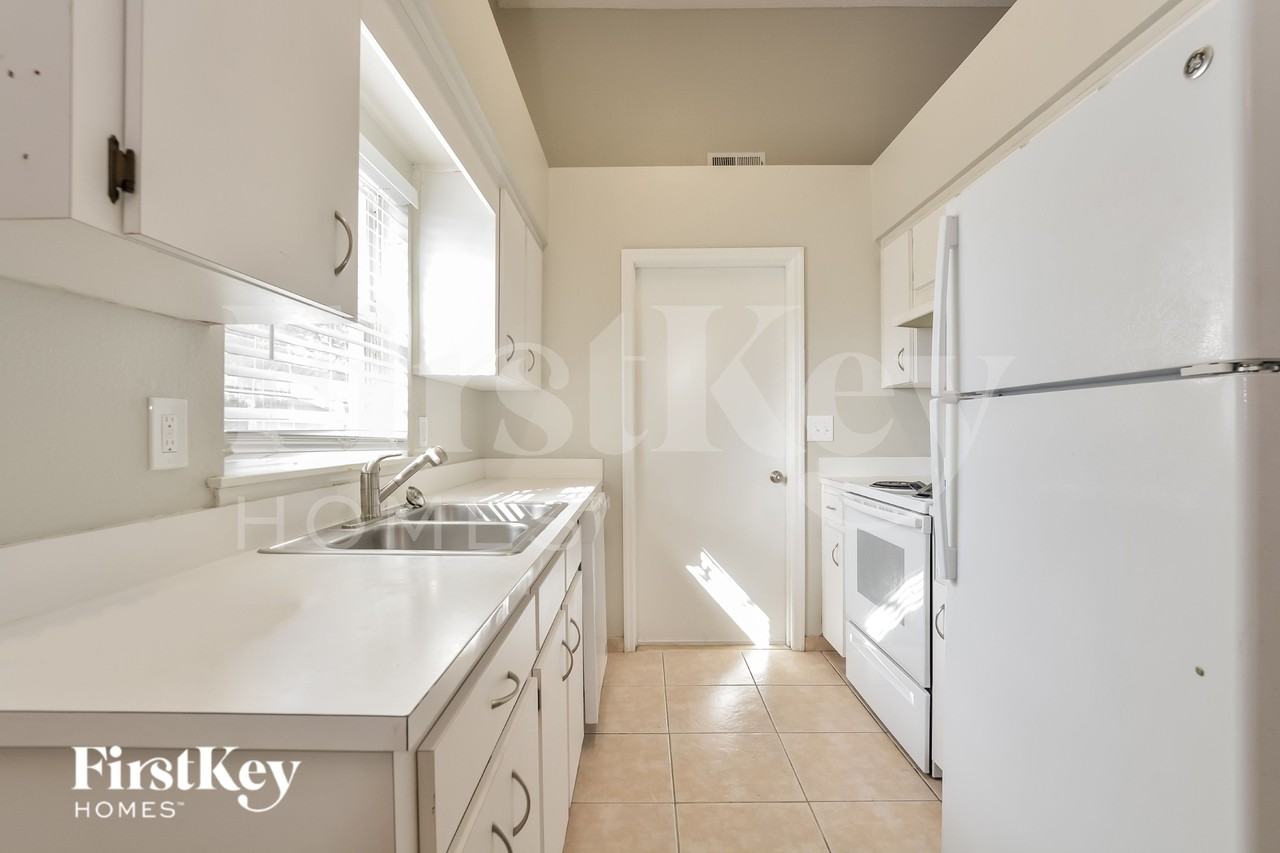 3414 Cove Ct W - Photo 7 of 17