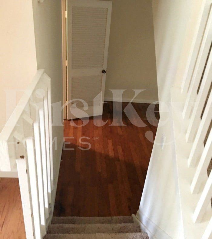 3090 Meadowview Ln - Photo 5 of 10