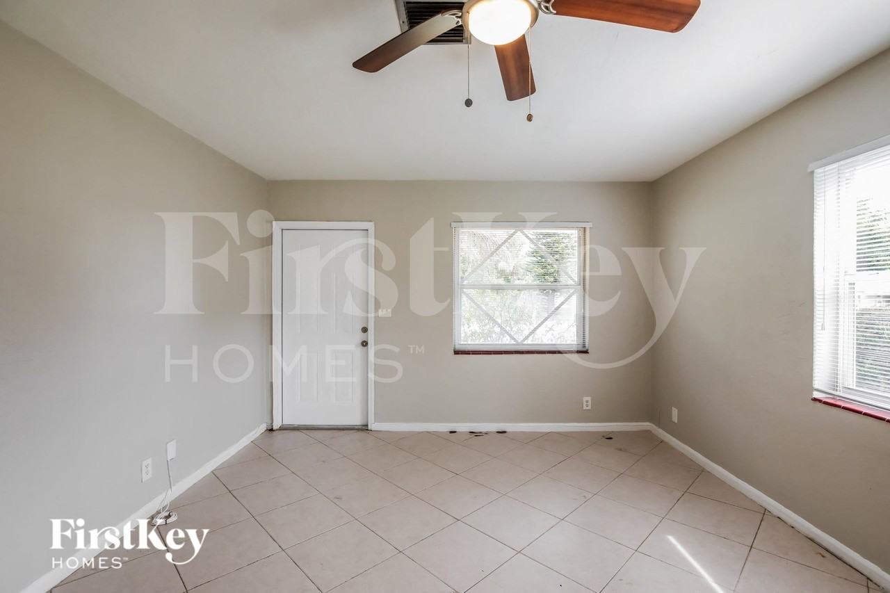 2839 Washington St - Photo 2 of 16