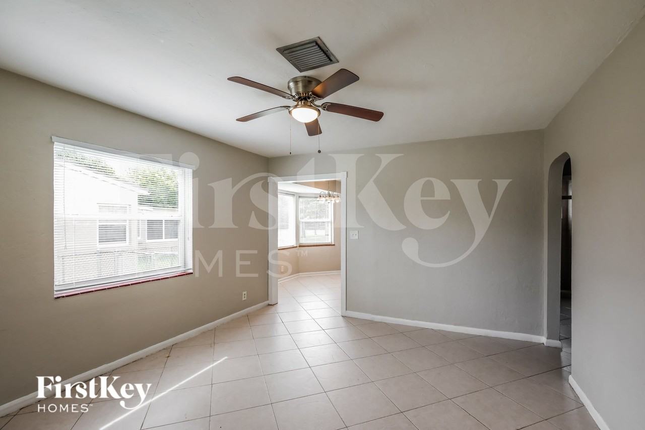 2839 Washington St - Photo 3 of 16