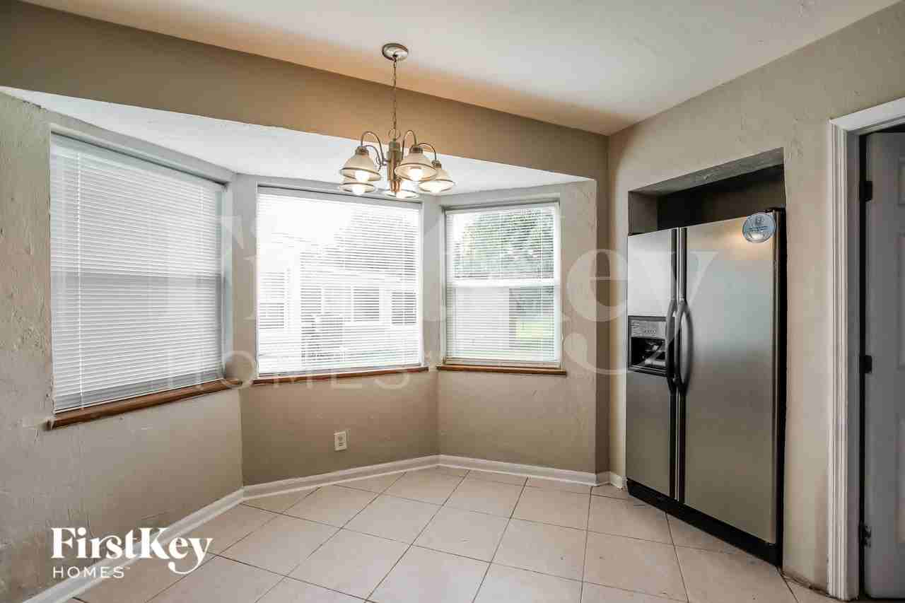 2839 Washington St - Photo 4 of 16