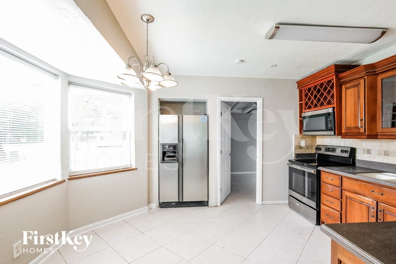 2839 Washington St - Photo 5 of 16