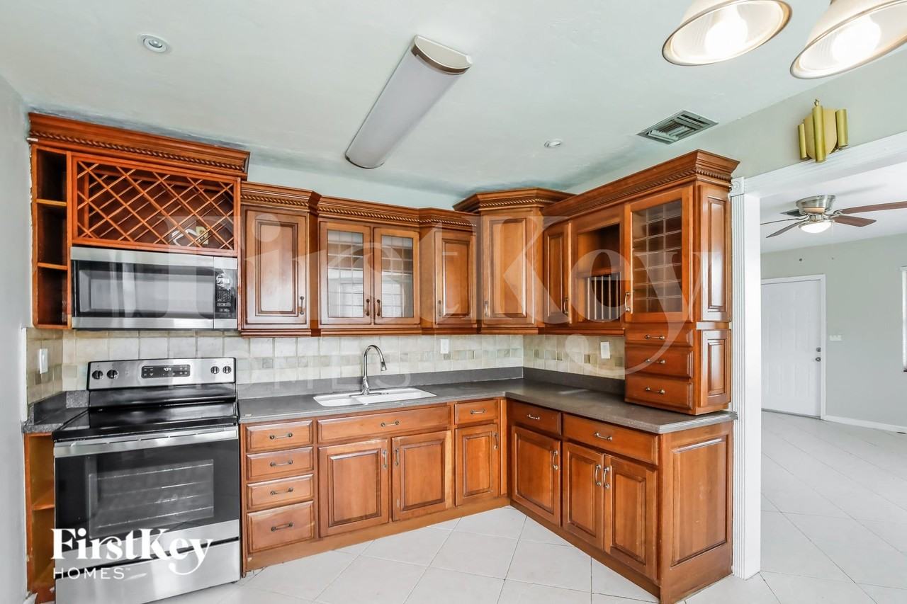 2839 Washington St - Photo 6 of 16