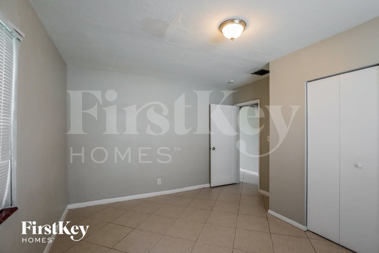 2839 Washington St - Photo 7 of 16