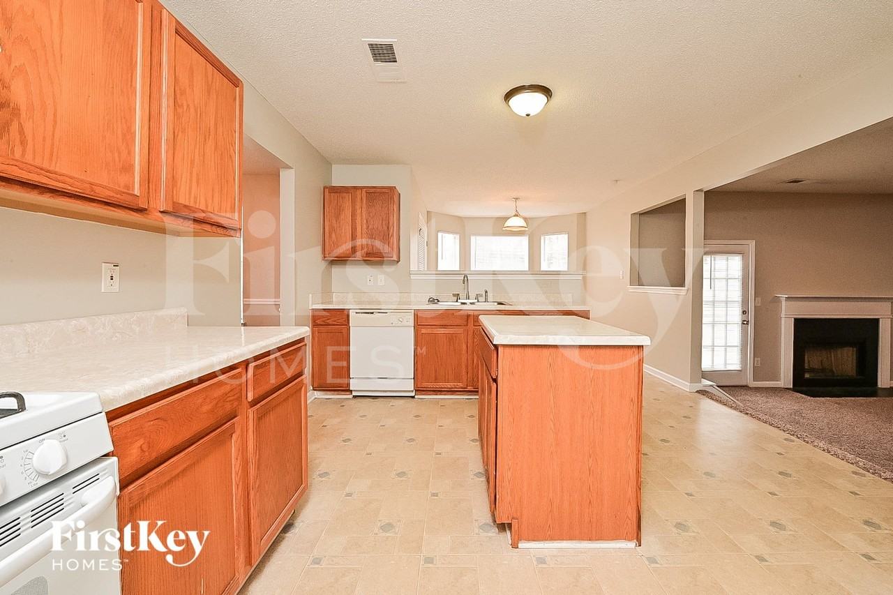 161 Titan Rd - Photo 4 of 15