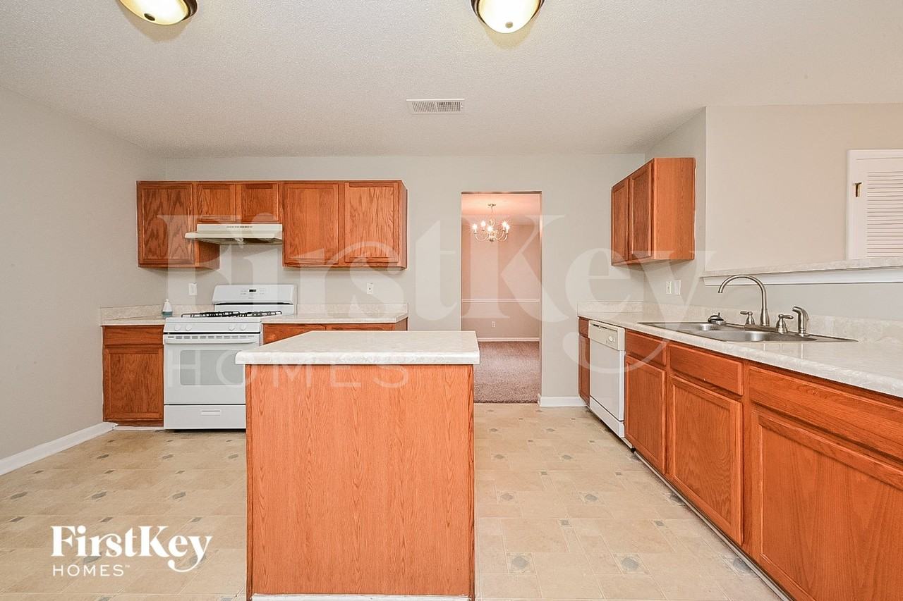 161 Titan Rd - Photo 5 of 15