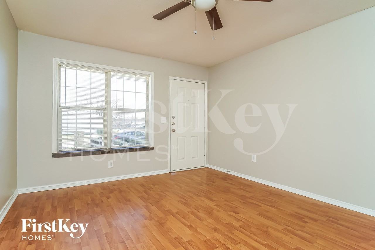158 West Way - Photo 3 of 15