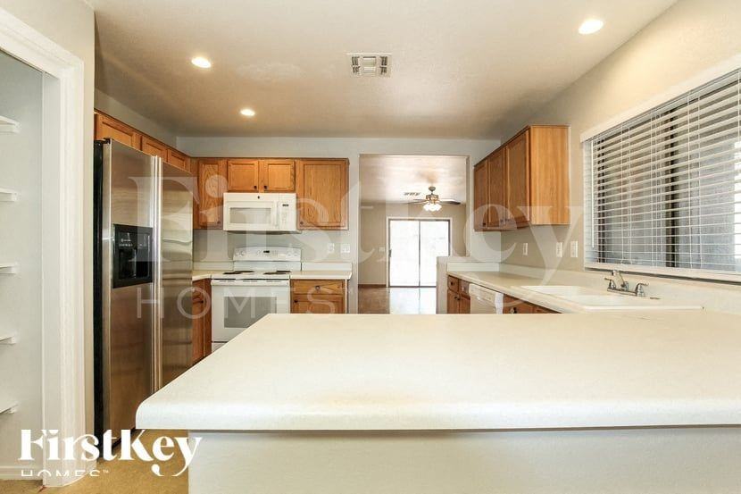 13006 W Redfield Rd - Photo 5 of 15