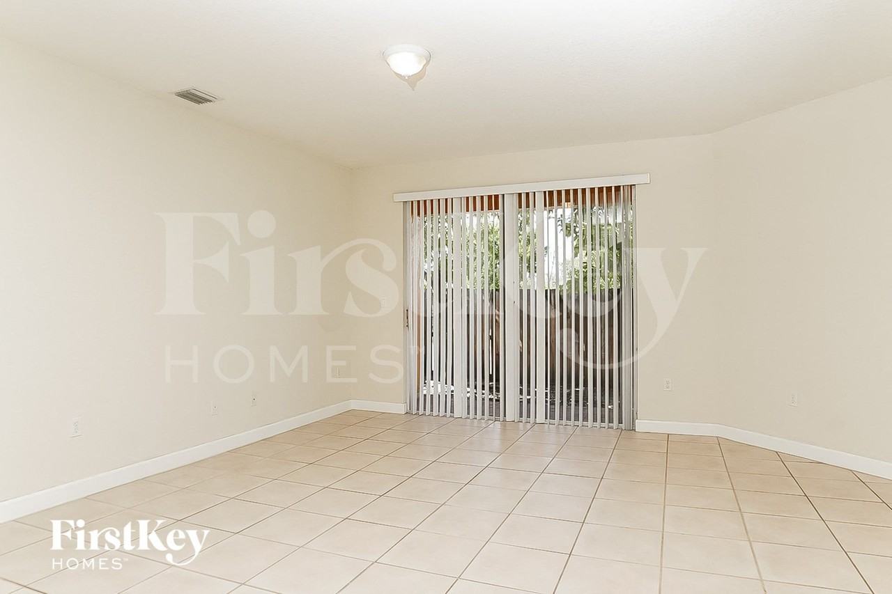1246 Swcourt - Photo 2 of 15